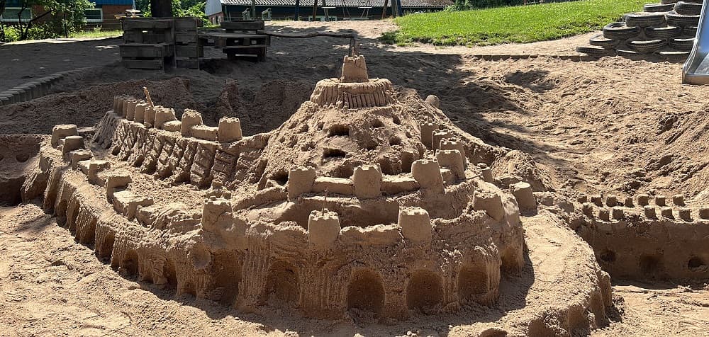 Kleine Bauwerke aus Sand