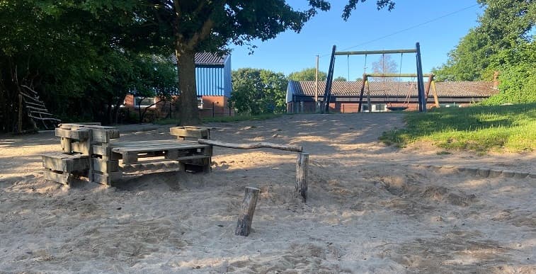 Grünes Außengelände der Kindertagesstätte Melsdorf