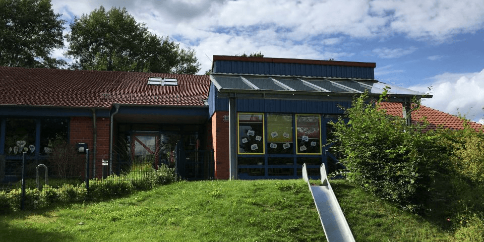 Rutsche direkt vor dem Kita-Gebäude