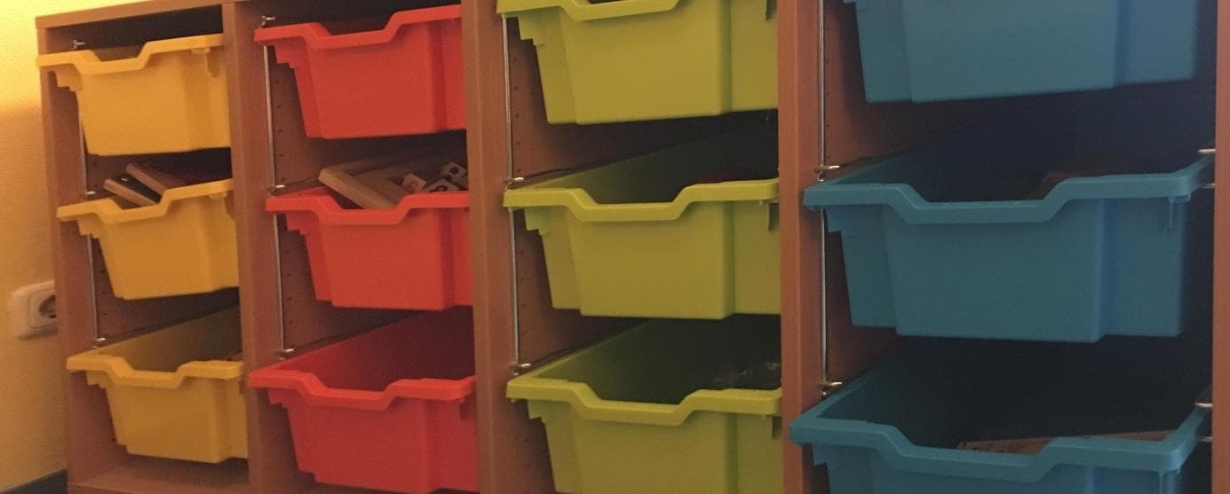 Gelbe, rote, grüne und blaue Materialkisten unserer Lernwerkstatt
