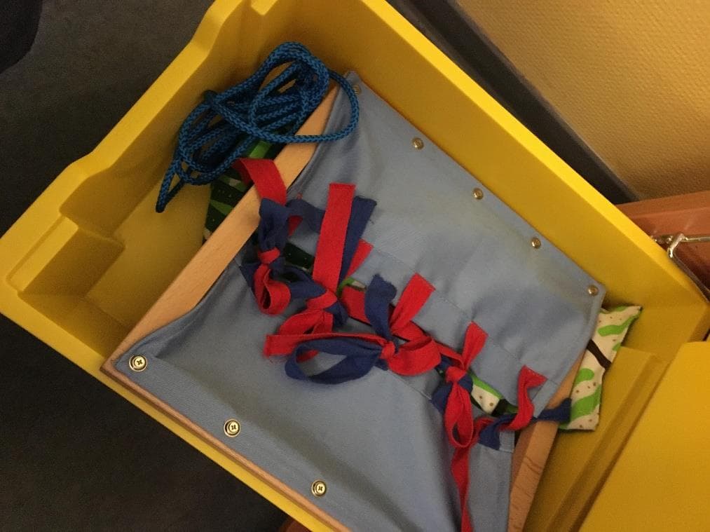 Material zum Üben von Schleifen und Schnürungen