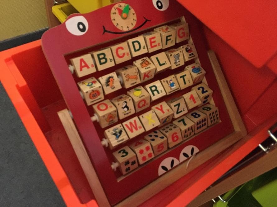 Buchstabenstempel zum spielerischen Entdecken von Sprache